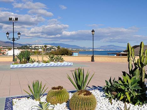 Beautiful Beachfront Newly Renovated 2 Bedroom Apartment With Swimming Pool And Garden San Luis de Sabinillas Exterior foto